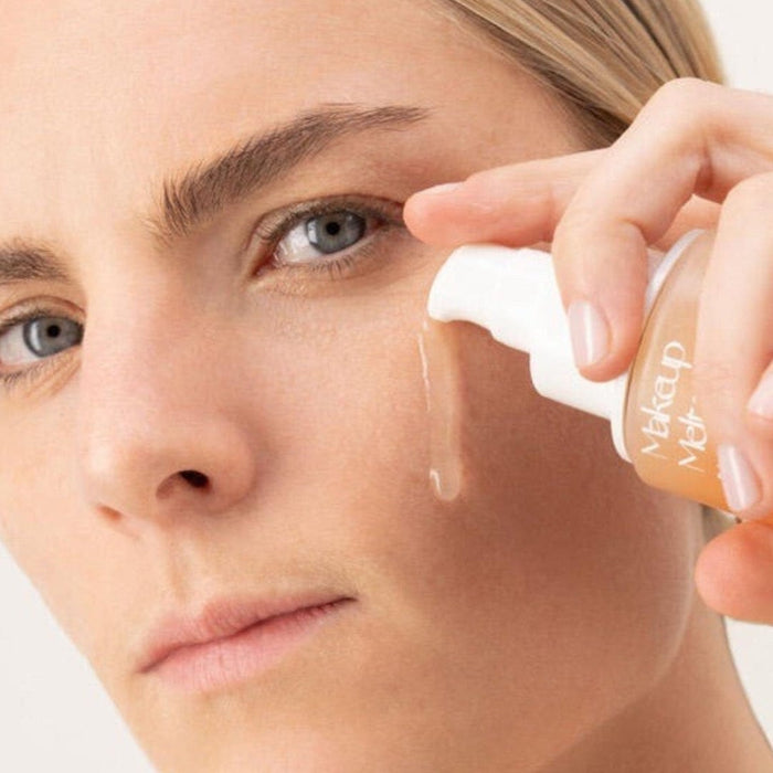 Application du démaquillant MONO – texture légère et non grasse pour un nettoyage efficace