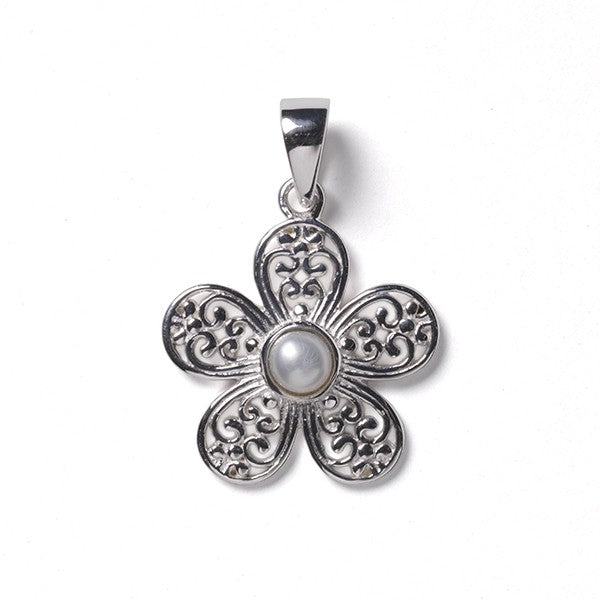 Southern Gates® Daisy Pendant Courtyard Series 18mm 925 Sterling Silver Designed in Charleston, SC Celebrate historic Southern gardens featuring wrought iron elements of sweet blooms, scrolling vines and lush landscapes.