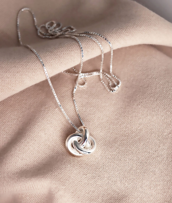 Halsband med en stor silverknut i kedja