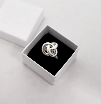 Ring med stor silverknut placerad i en vit ringask från Mila Silver