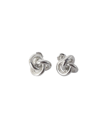 Ear studs i silver med stora silverknutar.