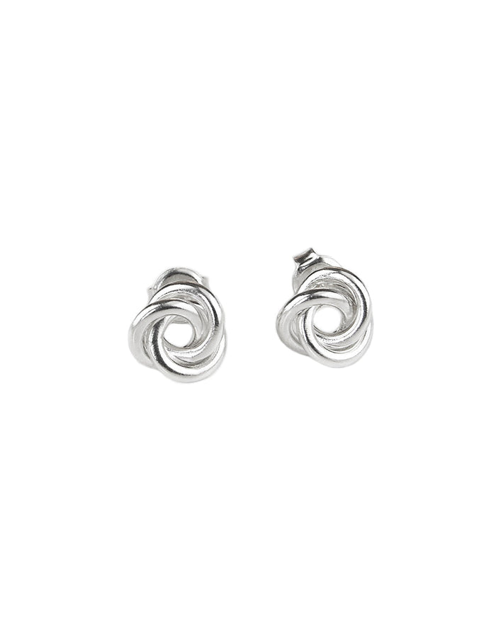 Örhängen i silver med tre ringar sammansatta till en knut.