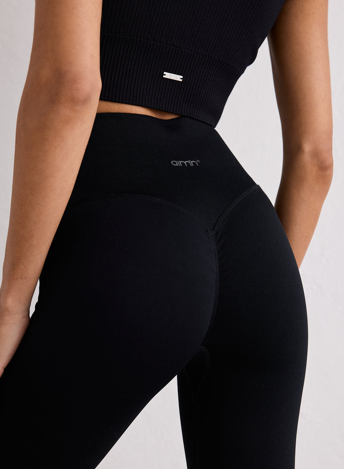 Close-up view of the back of the Black Shape Seamless 7/8 Tights featuring the invisible scrunch and aim'n logo [XS-170cm]
