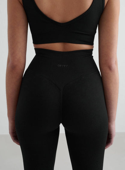 Close-up back view of the black Shape Seamless Tights from aim'n, featuring a high ribbed waistband with a v-shape and invisible scrunch. [S - 175 cm]