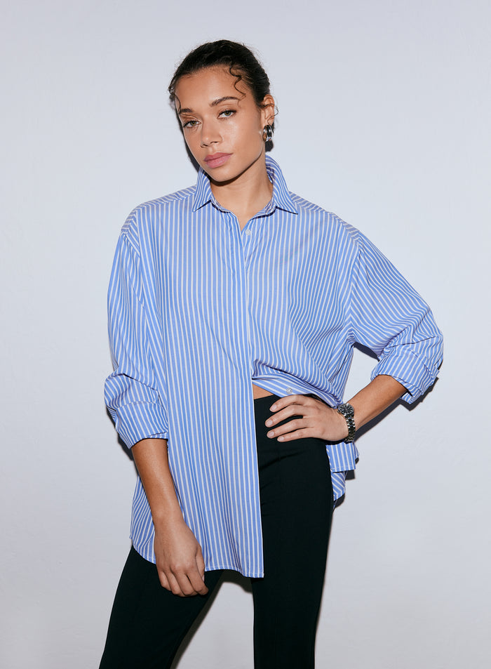 A model poses wearing a blue and white striped poplin shirt and black pants [M-170CM]