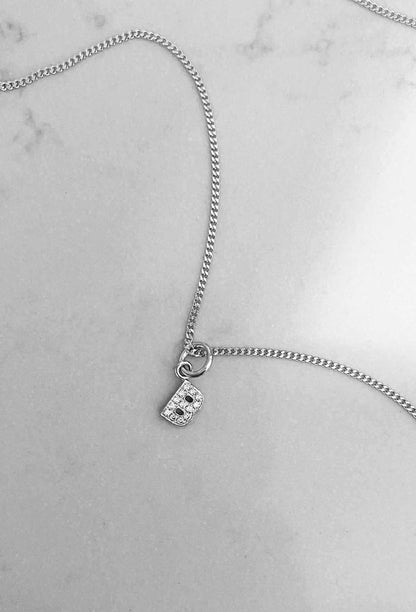 Halsband med liten diamantbokstav i silverkedja.