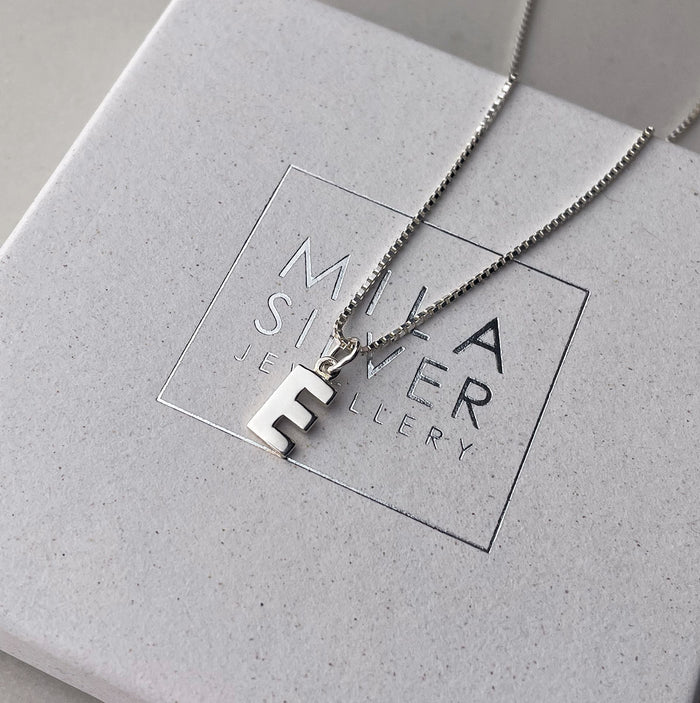 Bokstavsberlock Halsband silver, A-Z - Mila Silver