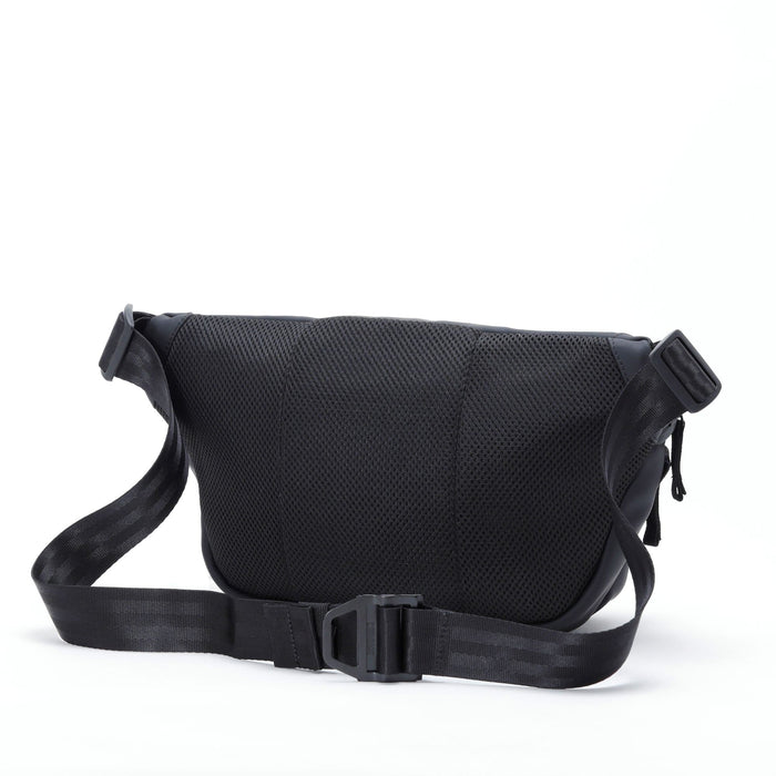 The back of the Bot Flap 5L Sling n Matte Black #color_matte black