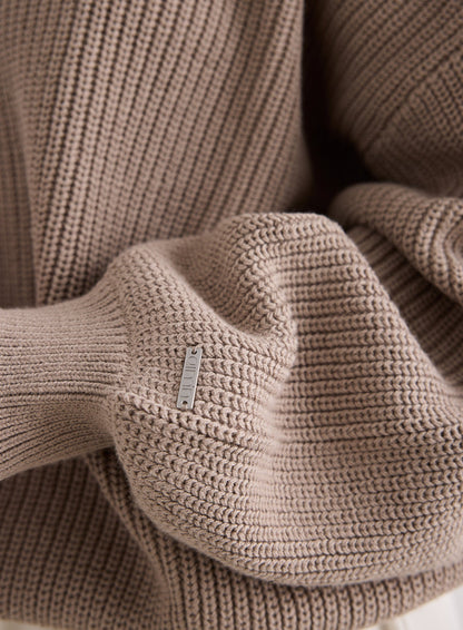 Close-up of the knitted texture and metal logo on the Dark Clay Knitted Sweatshirt from aim'n [S-170cm]