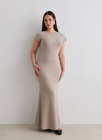 A model wearing the Dark Clay Sense Mermaid Cap Sleeve Dress from aim'n [L-174cm]