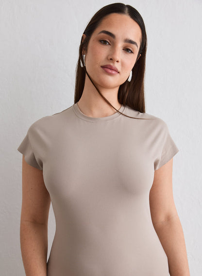 Close-up of a model wearing the Dark Clay Sense Mermaid Cap Sleeve Dress [L-174cm]