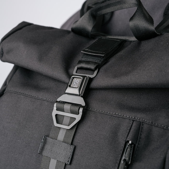 The top swappable SM Buckle Closure on the Initiate Pack up close