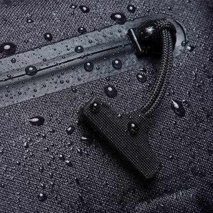 The zipper of the waterproof Kadet Max #color_black
