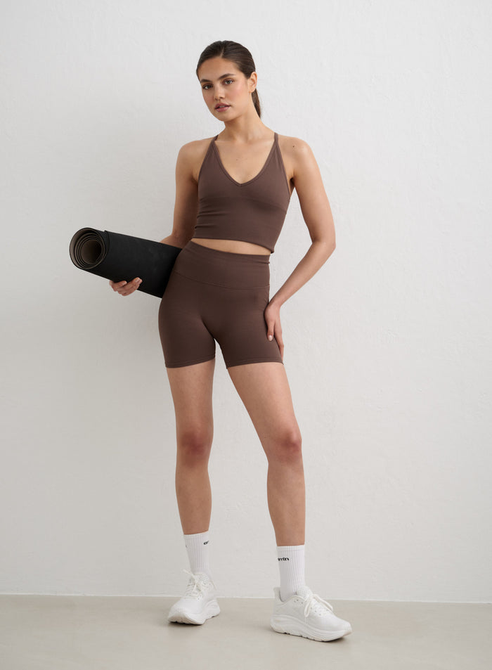 Macchiato Shape Seamless Hotpants and top set styled with a yoga mat and white sneakers. [S-178cm]