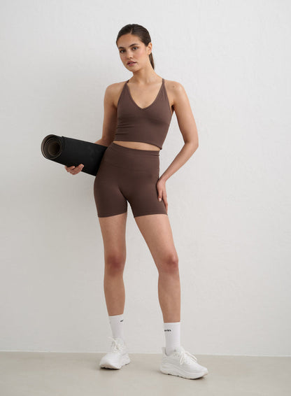 Macchiato Shape Seamless Hotpants and top set styled with a yoga mat and white sneakers. [S-178cm]
