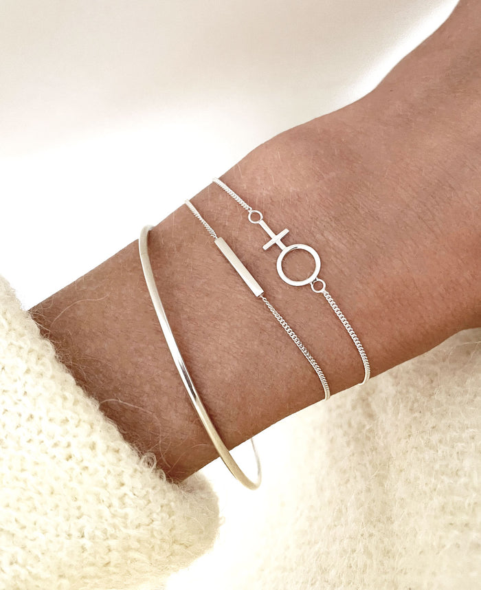 Flera smala silverarmband kombinerade.