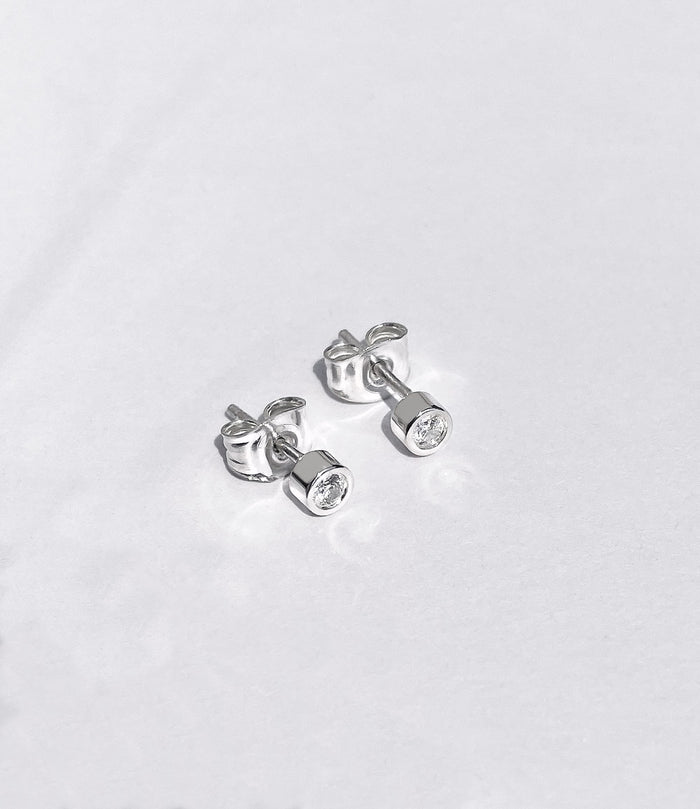 Silverörhängen med diamanter.