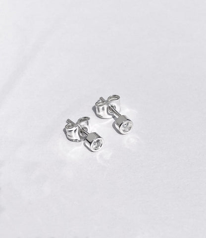 Silverörhängen med diamanter.