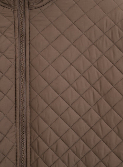 Close-up of the nougat brown diamond-quilted fabric and front zipper on the aim'n Oversized Quilted Jacket.