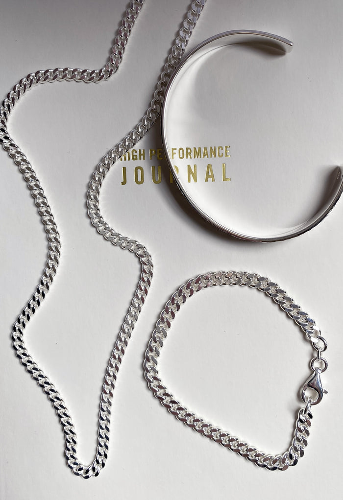 Pansarkedja som halsband och armband.