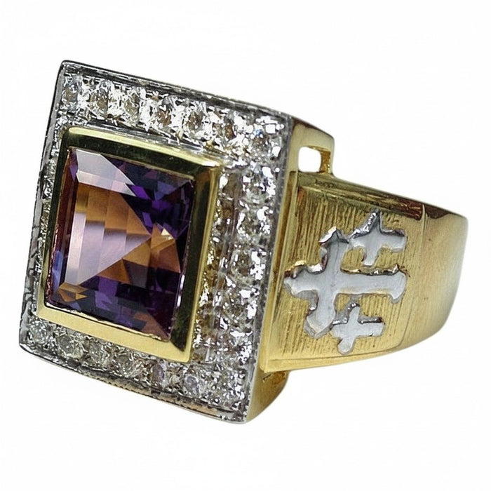 Side detail of the men's bishop ring showcasing the silver-tone papal cross on the gold band.